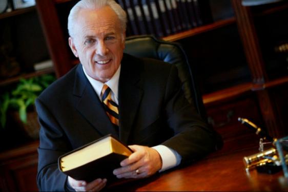 John MacArthur: As igrejas que apoiam o casamento gay pertence a Satanás